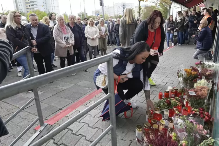 Mit Blumen und Kerzen wird der Opfer gedacht. 