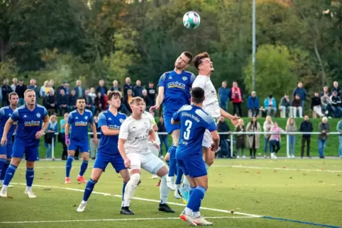 Gedrängevor dem Herxheimer Tor. Fabien Clever und Silas Wagner vom FSV machen die Hälse lang. Mit der 3 der Herxheimer Tristan T