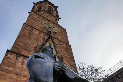 Wie kriegt man die Kirche trotz hoher Heizkosten zumindest ein bisschen warm? 