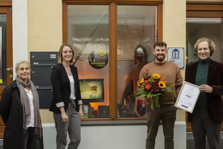 Der Sieger: Jonas Hoffmann („JH Versicherungen“) bei der Übergabe des Preises für den ersten Platz beim Schaufensterwettbewerb. 