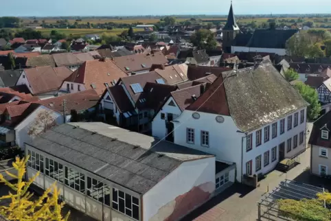Das Kirrweilerer Rathaus und die Schulturnhalle (im Vordergrund) sind miteinander verbunden. 