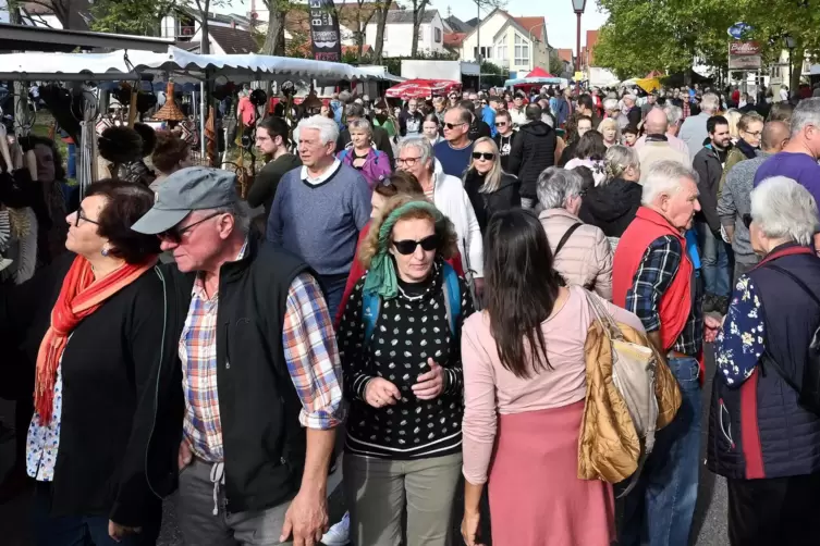 So voll wie noch nie beim deutsch-französischen Bauernmarkt präsentierte sich Maikammers Ortskern. 