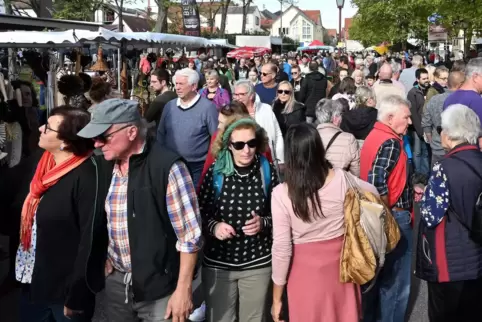 So voll wie noch nie beim deutsch-französischen Bauernmarkt präsentierte sich Maikammers Ortskern. 