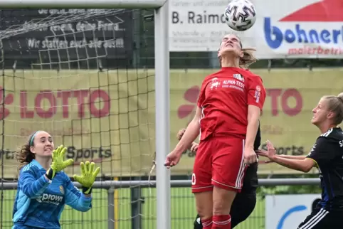 FFC-Spielerin Kristin Götz (hier beim Kopfball gegen Saarbrücken) musste verletzt vom Feld.