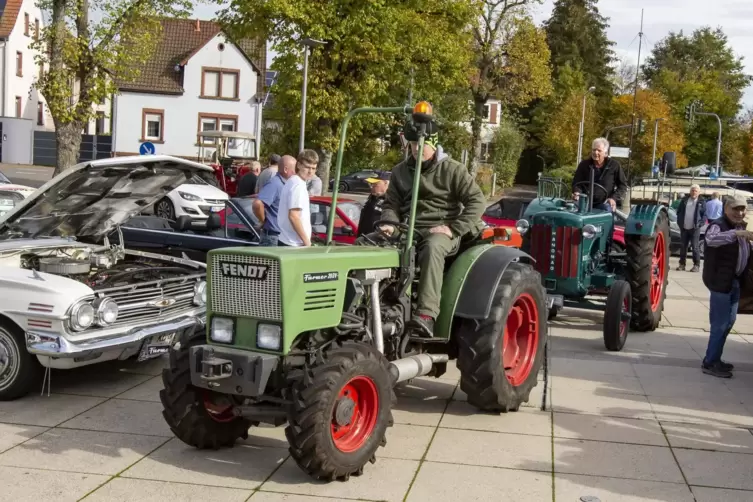 Oldtimer Ausstellung: Nicht nur Autos waren auf dem Dorfplatz zu bewundern. Auch alte Traktoren wurden präsentiert.