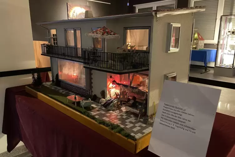 Ein handgemachtes Puppenhaus aus den 60er-Jahren. 