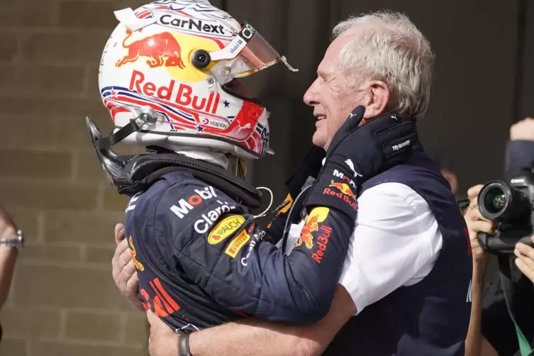 Das Red-Bull-Team um Weltmeister Max Verstappen (links) und Berater Helmut Marko (rechts) hat sich in Austin von der Nachricht v