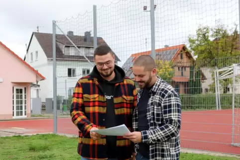 Die Landjugend möchte auf dem Sportplatz eine Überdachung für heiße und regnerische Tage bauen. Lennart Steigelmann (Links) und 