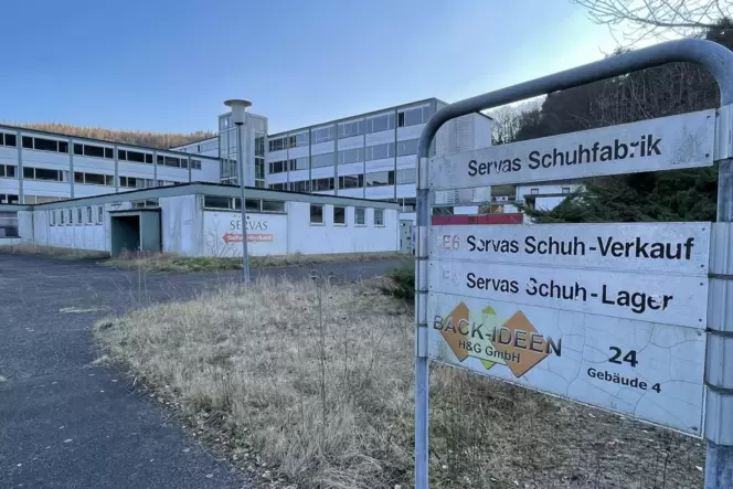 Nach wie vor aktuell: Die Fläche der alten Servas-Schuhfabrik soll Aldi- Standort werden, falls die Genehmigung erteilt wird. Nach wie vor aktuell: Die Fläche der alten Servas-Schuhfabrik soll Aldi- Standort werden, falls die Genehmigung erteilt wird.