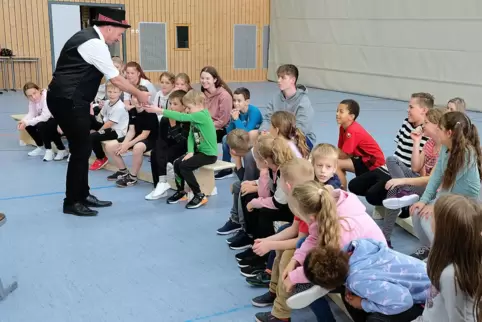 Ferienbetreuung: Kinder dürfen bei der Zauberschau in der Westpfalzhalle mitmachen.