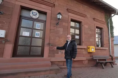 Peter Schmidt, Bürgermeister von Battenberg, erläutert, wie per Rampe mit Geländer die Stufen am Eingang zum Dorfgemeinschaftsha