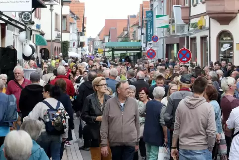 Dichtes Gedränge in der Hauptstraße.