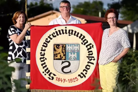 Der Vorstand im Jubiläumsjahr mit einer historischen Vereinsfahne: (von links) Zweite Vorsitzende Birgit Hütter, Vorsitzender Kl