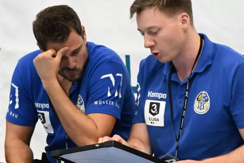 Das Trainerduo Andreas Reckenthäler (links) und Philip Rogawski stellt die Handballer der TSG Haßloch auf Tempospiel ein. 