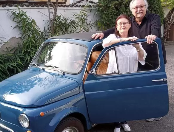 6. Jürgen und Angelica May und ihr Fiat 500 L (1970).