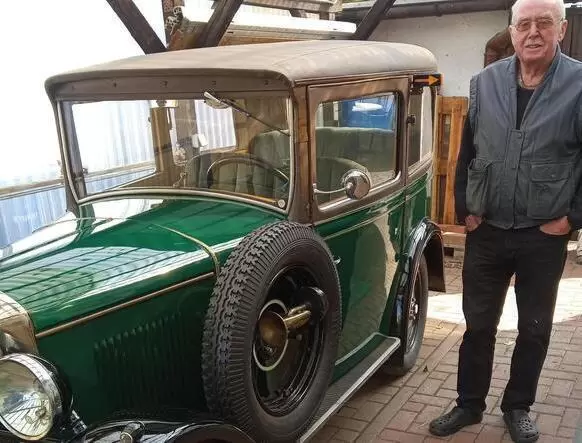 7. Theo Welker mit seinem Peugeot 190 S von 1928.