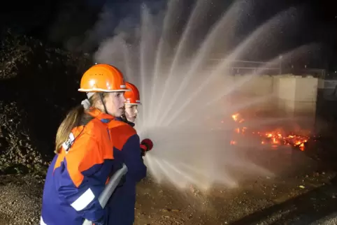Nach einigen Minuten sind keine hohen Flammen, sondern nur noch Glutnester zu sehen. 