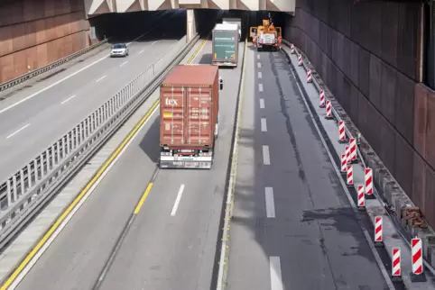 Entlang der Lärmschutzwand bleibt eine Fahrspur gesperrt. Im Hintergrund ist eine Arbeitsbühne zu sehen, mit der offenbar die kr