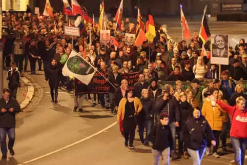 Wie hier in Gera wird in zahlreichen ostdeutschen Städten gegen die Politik der Bundesregierung demonstriert.