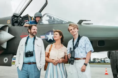 Familie Kleiber (Jens Kipper (l-r), Niklas Geiling, Alina Stiegler und Hannes Linder) kurz vor dem dem Unglück in einer Szene au