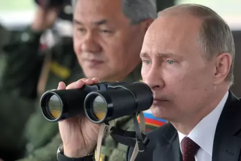 Kreml-Chef Waldimir Putin lässt seinen Verteidigungsminister Sergej Schoigu die Nato-Militärs vor dem zu befürchtenden Einsatz d