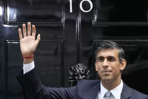 Großbritannien, London: Rishi Sunak, Premierminister von Großbritannien, winkt vor 10 Downing Street.