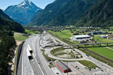 Die Schweiz finanziert mit Einnahmen aus der dort deutlich höheren Lkw-Maut den Ausbau des Schienennetzes – beispielsweise den G