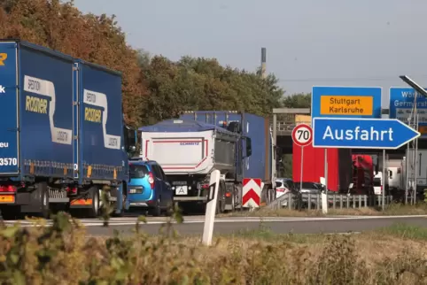 Unfallträchtig: Der Wörther Trog. Dann stehen die Autos schon vor der Rheinbrücke.