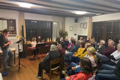 Rolf Schlicher (links) liest aus seinem Buch, Andrea Kurz sorgt am Keyboard für die musikalische Begleitung in der Bücherei in E