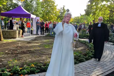 Pastoralreferentin Doris Heiner und Pfarrer Ralph Gölzer segnen den neuen Memoriam-Garten.