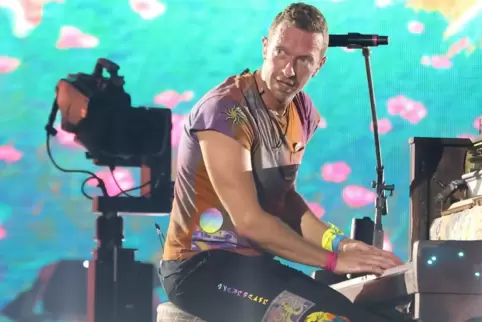 Chris Martin, Sänger von Coldplay sitzt am Klavier während der „Music of the Spheres“-Tour in London. 