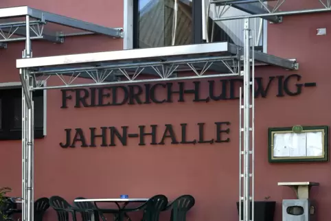 Wird die Jahnhalle im Februar für die Fasnachter zur Verfügung stehen? Die Altrhoischnooke gehen das Risiko ein.