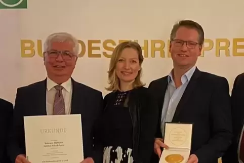 Stolze Sieger des Bundesehrenpreises in Gold (von links): Günter, Heike und Jürgen Bähr.