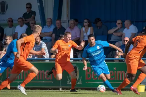 Mitten drin: Thomas Meier (orange) zum Auftakt in Zeiskam.