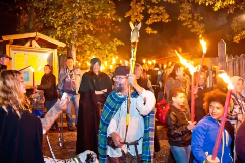 Die Fackelwanderung zum Keltengarten ist ein atmosphärischer Höhepunkt des Samhain-Festes.