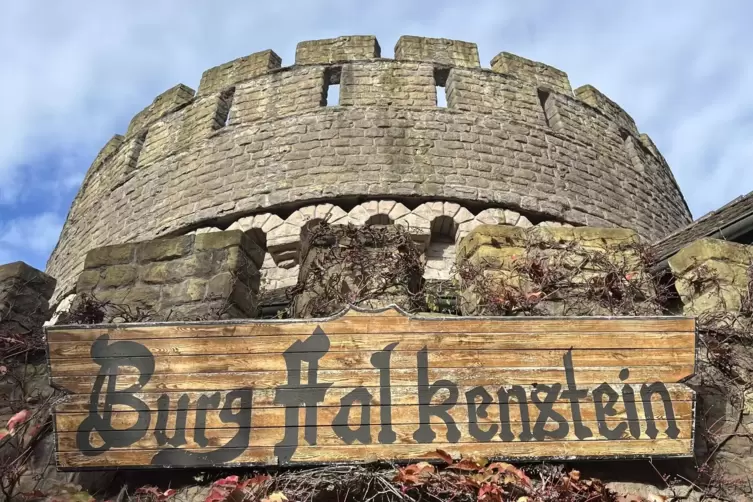 Etwas in die Jahre gekommen: Burg Falkenstein, Baujahr 1987. 