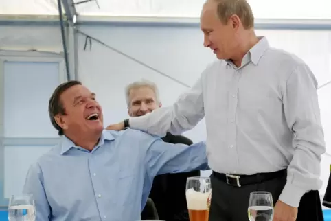 Sieht aus wie eine Männerfreundschaft: Ex-Kanzler Gerhard Schröder (SPD) und Russlands Präsident Wladimir Putinim Jahr 2011.