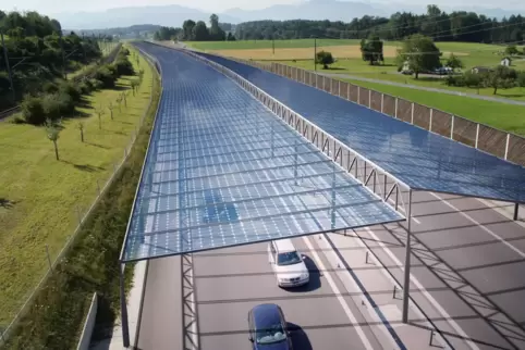 So kann man sich Fotovoltaik auf Autobahnen vorstellen. Der Entwurf stammt von einem Schweizer Architekturbüro und zeigt einen A