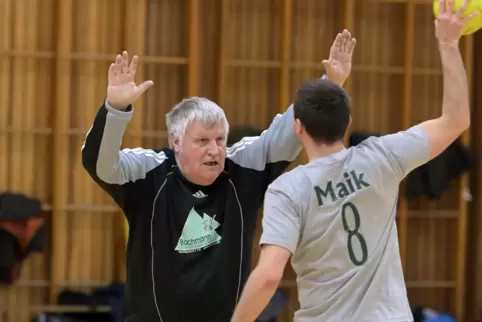  Mit 75 Jahren noch mittendrin: Helmut Müller (links) mit vollem Einsatz im Training der zweiten VTV-Herrenmannschaft.