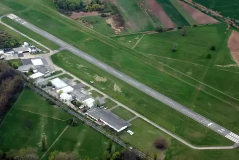 Der Wormser Fluplatz von oben. Im Bereich der Landebahn besitzt Bobenheim-Roxheim zwei Grundstücke. 