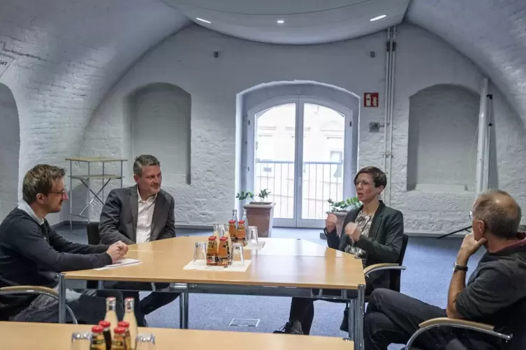 Matthias Neufeld (Zweiter von links) und Kathrin Flory im Gespräch mit den RHEINPFALZ-Redakteuren Christoph Demko (links) und Se
