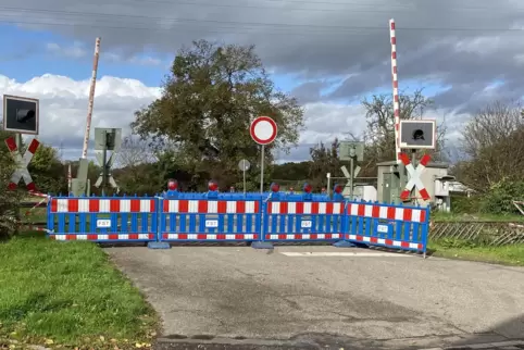 Seit über zwei Wochen ist der Bahnübergang im Wohngebiet Staudenäcker in Maximiliansau gesperrt.