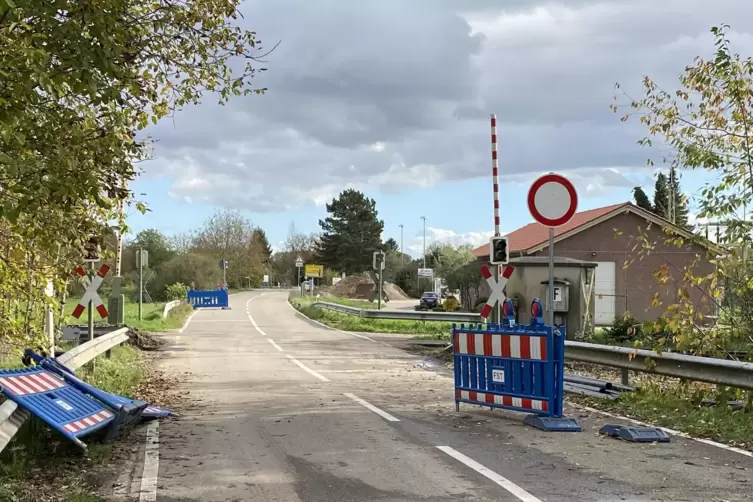 Der Bahn&uuml;bergang am Ortsausgang Maximiliansau in Richtung Hagenbach ist wieder eimspurig befahrbar.