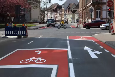 Eine Idee, um Kreuzungen sicherer zu machen: rote Aufstellflächen an Ampeln, wie hier in Landau. 