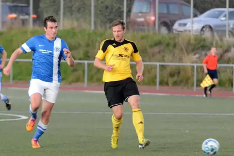 War Spielertrainer in Hermersberg: Daniel Meisenheimer (rechts), inzwischen Trainer des SV Steinwenden. 