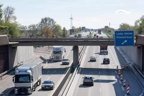 Im Trog der A65 wurden nun beidseitig die Fahrspuren eingeengt. 
