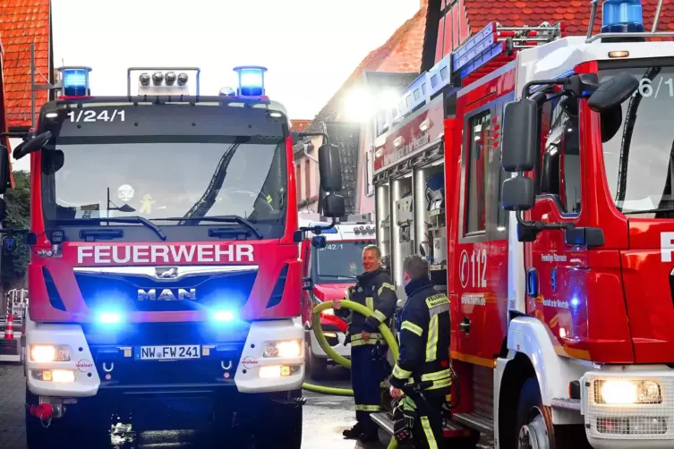 In der schmalen Stra&szlig;e stehen die Einsatzfahrzeuge dicht an dicht. 