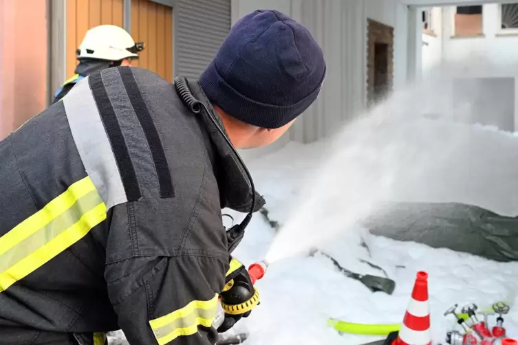 Um den Schaum wieder zu beseitigen, wird Wasser eingesetzt. 