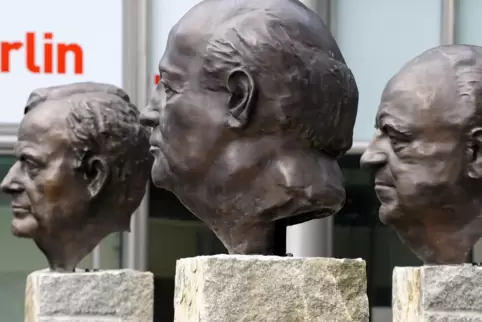In Berlin erinnert ein Denkmal an Kohl, Gorbatschow und Bush.