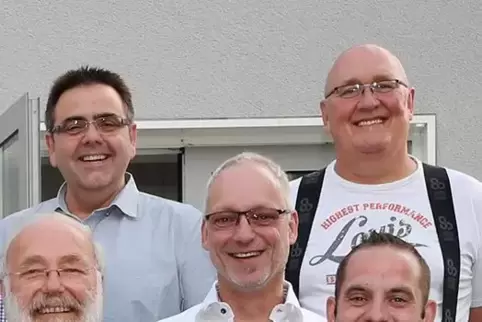Beim Gruppenbild vor dem Rathaus im August 2019 stolz und froh über seine Wahl: Jochen Scheffel inmitten seiner Waldseer Ratskol